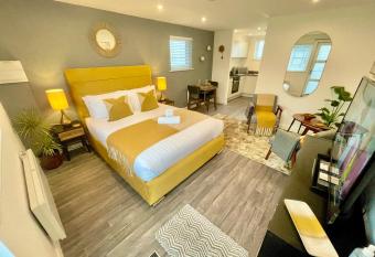 A Cozy Hideaway with Balcony - Close to Beach has Balcony rooms