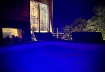 King Bed Little Tokyo Exotic Historic Spruce Park has Balcony rooms