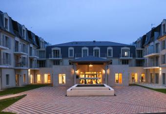 R  sidence Services Seniors MONTANA COMPIEGNE has Balcony rooms