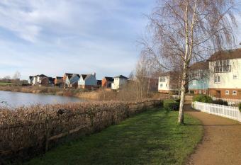 Beautiful 1-Bed Apartment in Redhill has Balcony rooms