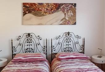 Casa vacanze Donna Michela allows 18 year olds to book a room