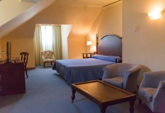 Hotel Antequera Hills has rooms with a private hot tub