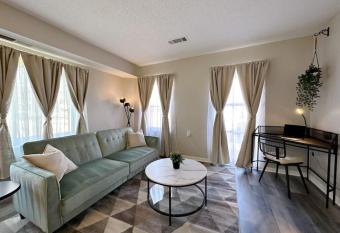 Modern and Centrally Located KING BED Apt, 1b,1b in KC allows 18 year olds to book a room