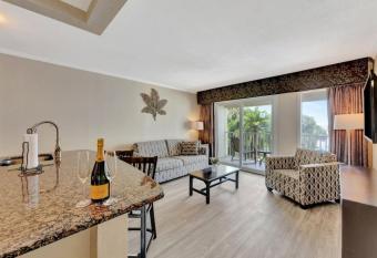 Sunlight and Sea Breeze Luxury Condo with Private Balcony on the Ocean has Balcony rooms