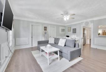 Le chateau Tampa, Walk to Hyde Park and Amalie Arena has Balcony rooms