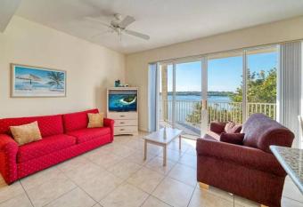 Bayview Oceanside Condo with Pool and Private Balcony has Balcony rooms