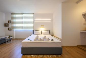 Nesto Athens Airport Zen has rooms with a private hot tub