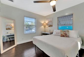 Tropical Island Retreat walk to the Beach has Balcony rooms