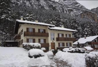 Appartamenti Casa Pineta has Balcony rooms