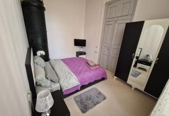 Cozy apartment near 28 Mall allows 18 year olds to book a room