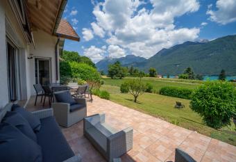 Entre lac et montagnes has Balcony rooms
