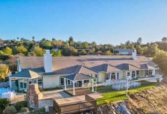 16+ Hot Spa at The Grand Haven Vacation Home has rooms with a private hot tub