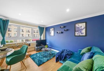 Stunning Cambridge Abode - Football Table allows 18 year olds to book a room