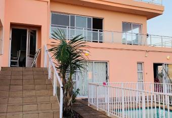 Strawberry Beach House has Balcony rooms