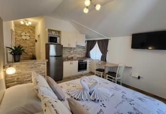 Kor  ula Old Town MARIJA Apartment allows 18 year olds to book a room