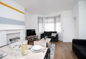 Beautiful 3 Bed in Central Newport - Sleeps 7 allows 18 year olds to book a room