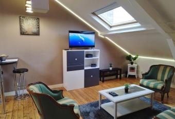 Charmant 2 pi  ces allows 18 year olds to book a room