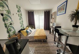 Agreable studio aux portes de La Rochelle allows 18 year olds to book a room