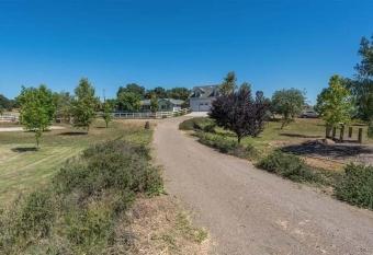 Red Barn Ranch has Balcony rooms
