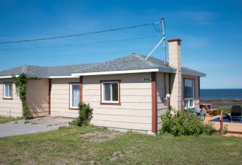Chalet du bord de mer a 5 min du centre de St-Luce has Balcony rooms