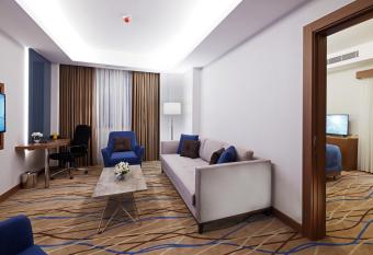 Dedeman Kayseri has rooms with a private hot tub