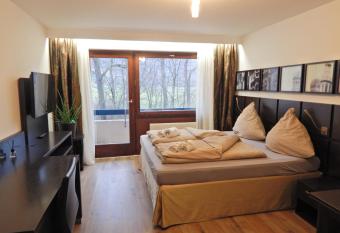 FREE Apartment - Am Br  hlbach allows 18 year olds to book a room