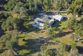 Mountain Retreat has Balcony rooms