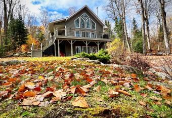 The Wonderland Cottage has Balcony rooms