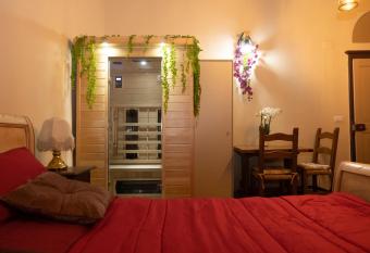 I  Quercecchio-Relax tra le torri allows 18 year olds to book a room