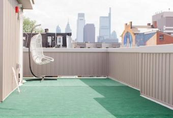 Ultimate Lux Modern 2BD/2BR Home w/ Massive Rooftop & City Views allows 18 year olds to book a room