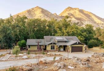 Sycamore Woods - Riverfront 3 Acre Estate by The Sequoias has Balcony rooms