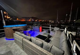 Fantastic family Retreat! has Balcony rooms