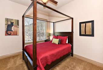 D8-Quiet Corner-Top Floor 3-bedroom Hillside View has Balcony rooms