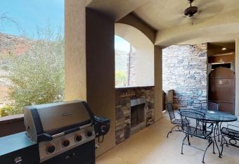 H6-Slick Rock Suite-Ground Floor 2-bedroom Hillside View has rooms with a private hot tub