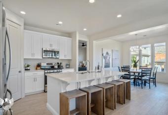 Paseos Large Home Access to Pickleball Sleeps 20 allows 18 year olds to book a room