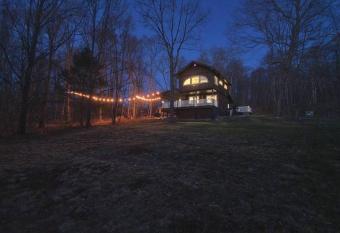 The Cabin at Haggerty Hollow has Balcony rooms