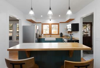 Back Of The Moon Cottage In The Hills has Balcony rooms