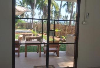 Nice Home Stay @Samroiyot has Balcony rooms