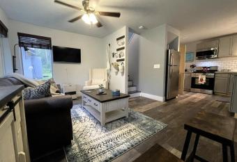 Cozy 1 Bedroom Getaway Mountainside has Balcony rooms