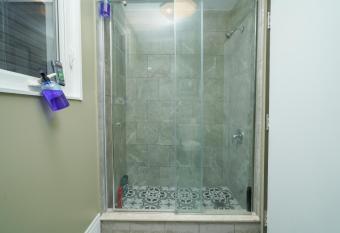 Room #3 Ottawa downtown allows 18 year olds to book a room