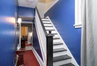 Room #4 Ottawa downtown allows 18 year olds to book a room