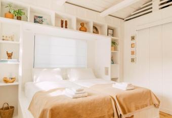 The Guava Shack has Balcony rooms