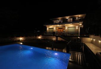 Monarch Luxury Villa Mahabaleshwar has Balcony rooms