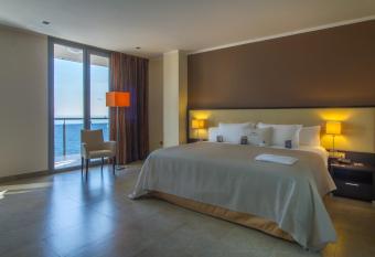 SOLYMAR Gran Hotel has rooms with a private hot tub