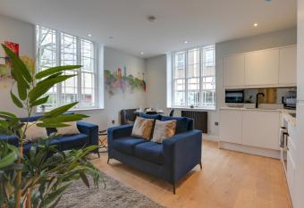 New London Life Executive Apartments has Balcony rooms