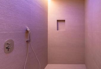 Conti Thun Wine Resort has rooms with a private hot tub