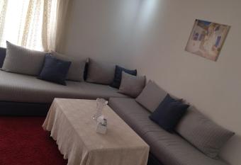 Bel appartement pour famille. has Balcony rooms