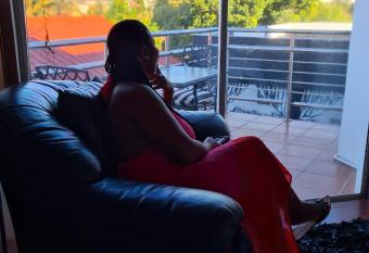 Jacuzzi Beach House has rooms with a private hot tub