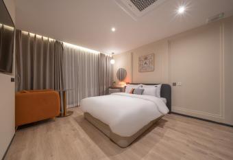 Hound Hotel Geobukseom has rooms with a private hot tub