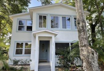 Spacious renovated 4br downtown home w firepit sleeps 8+ has Balcony rooms